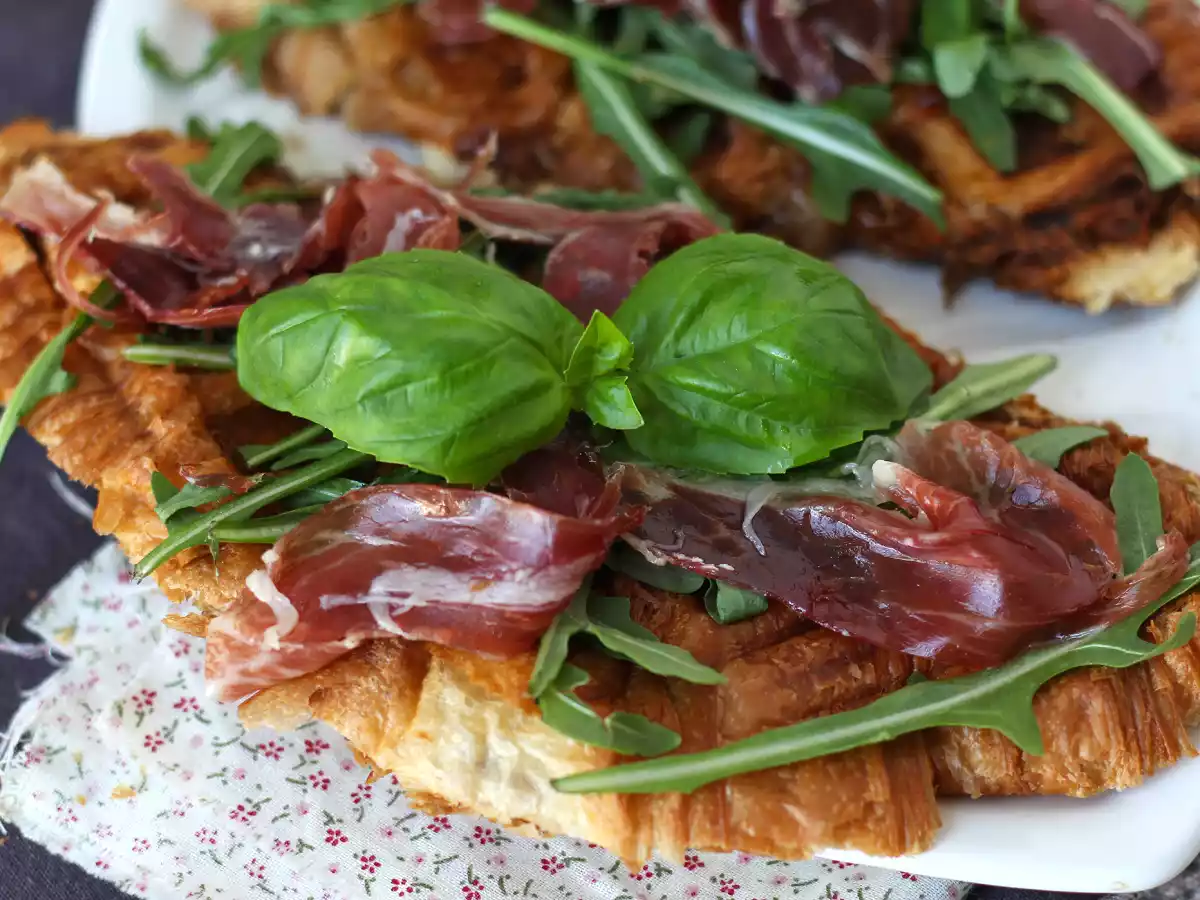 Croffle gourmet: un'esplosione di sapori con confettura di fichi, caprino e prosciutto crudo!