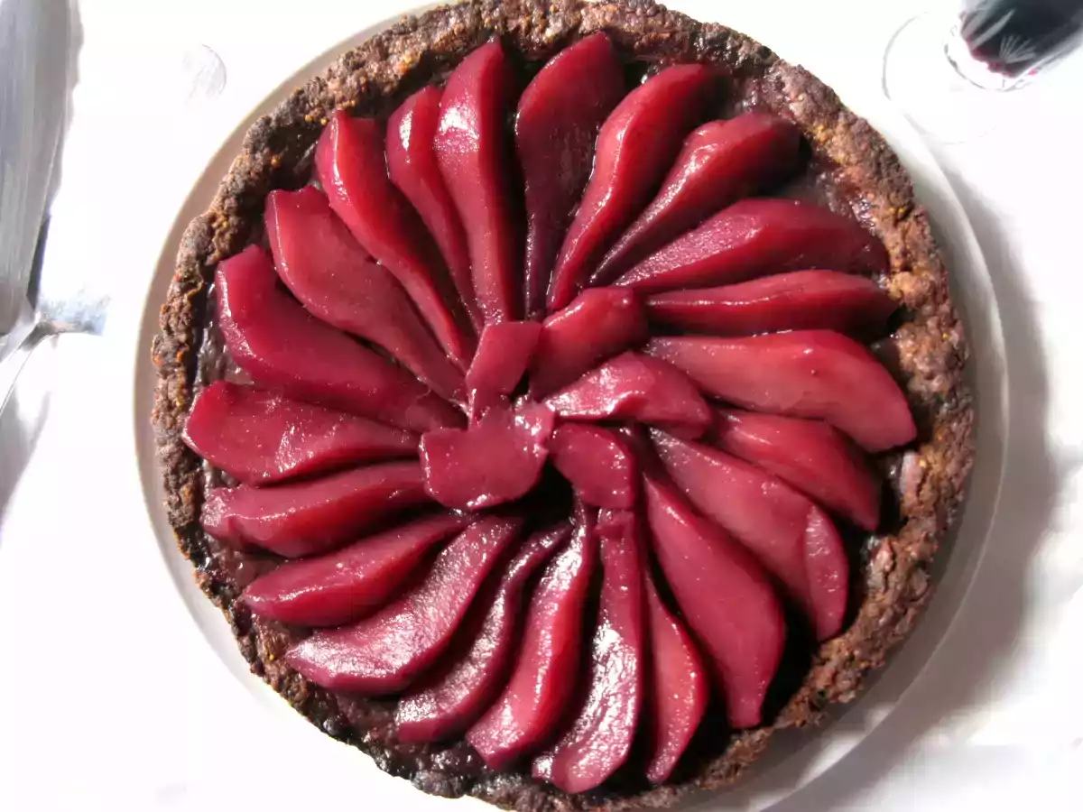 Crostata al cioccolato con pere al vino rosso