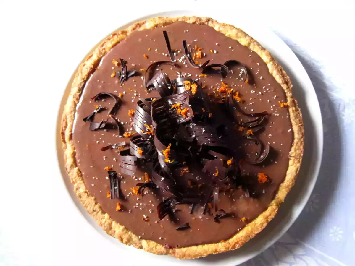 Crostata alle mandorle con fascia bicolore, scorza d' arancia e riccioli di cioccolato - foto 2