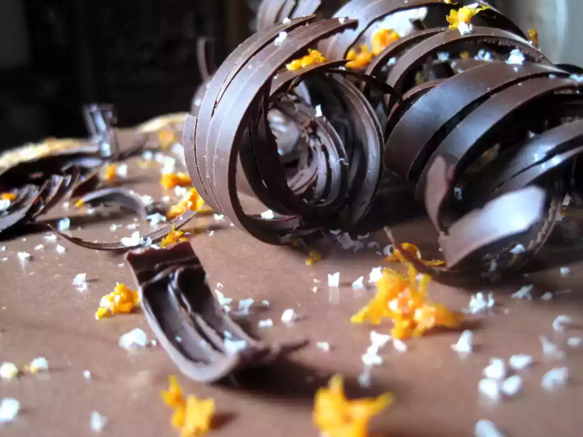 Crostata alle mandorle con fascia bicolore, scorza d' arancia e riccioli di cioccolato - foto 3