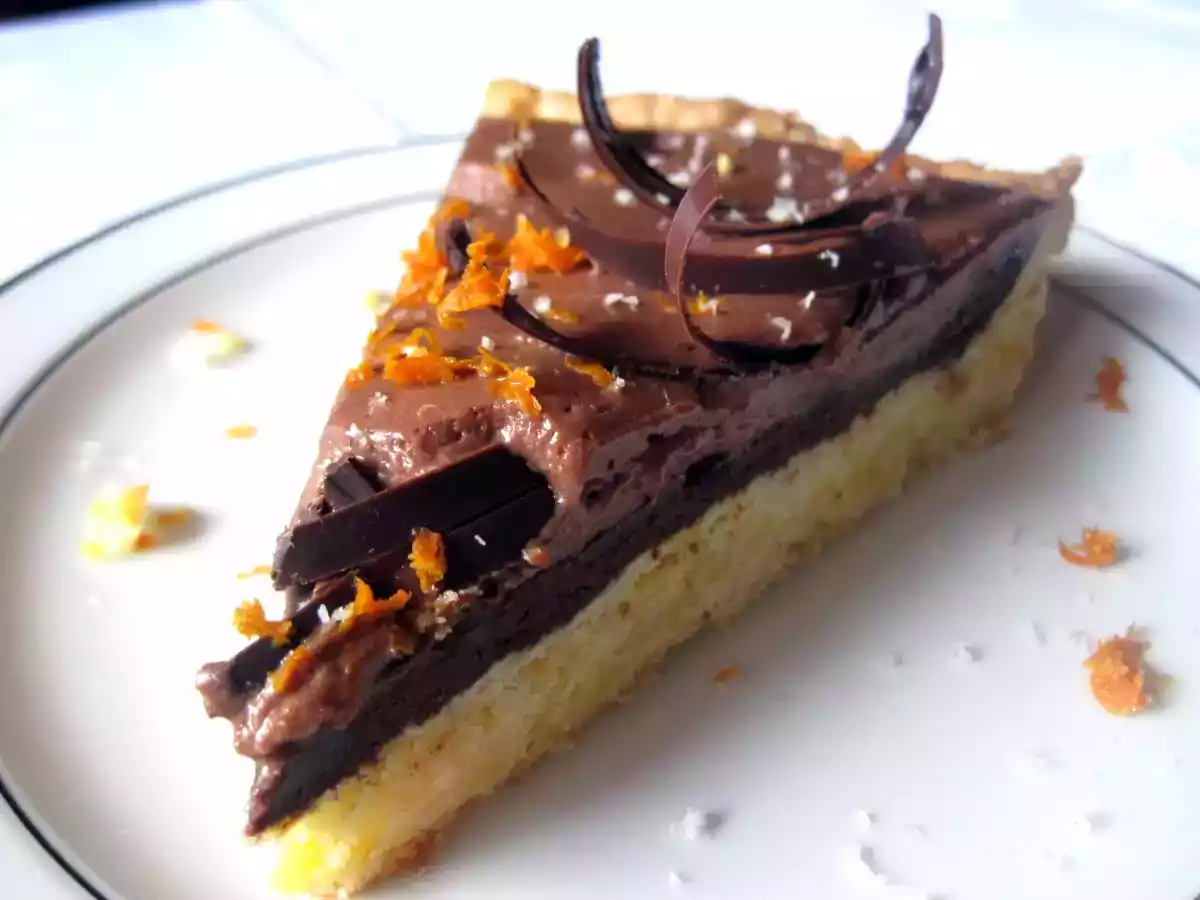 Crostata alle mandorle con fascia bicolore, scorza d' arancia e riccioli di cioccolato - foto 8