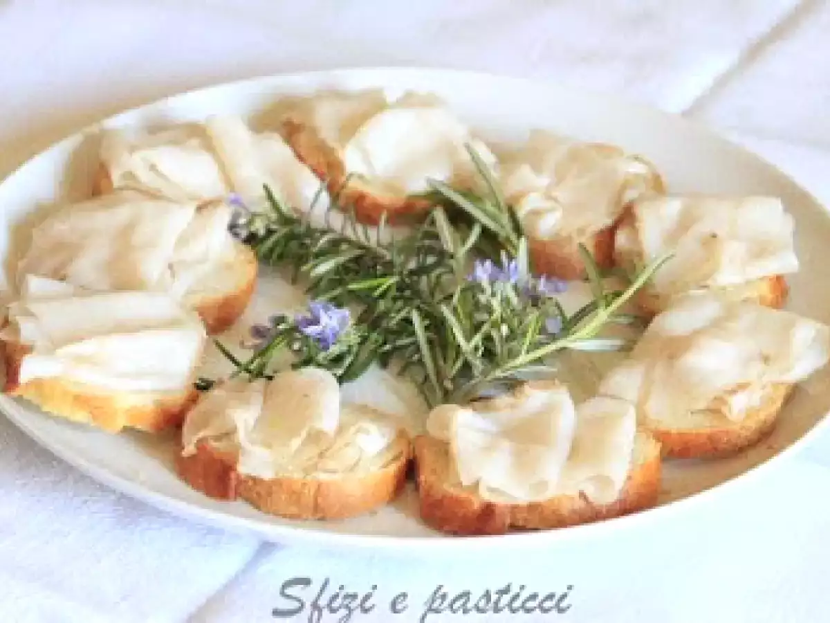 Crostini al lardo di Colonnata: la ricetta semplice per un antipasto irresistibile
