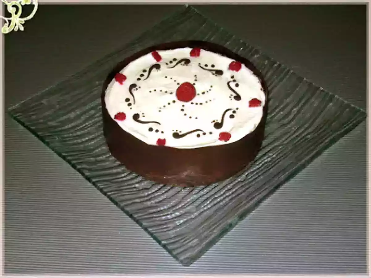 Dolce con mousse yogurt-cioccolato bianco e lamponi