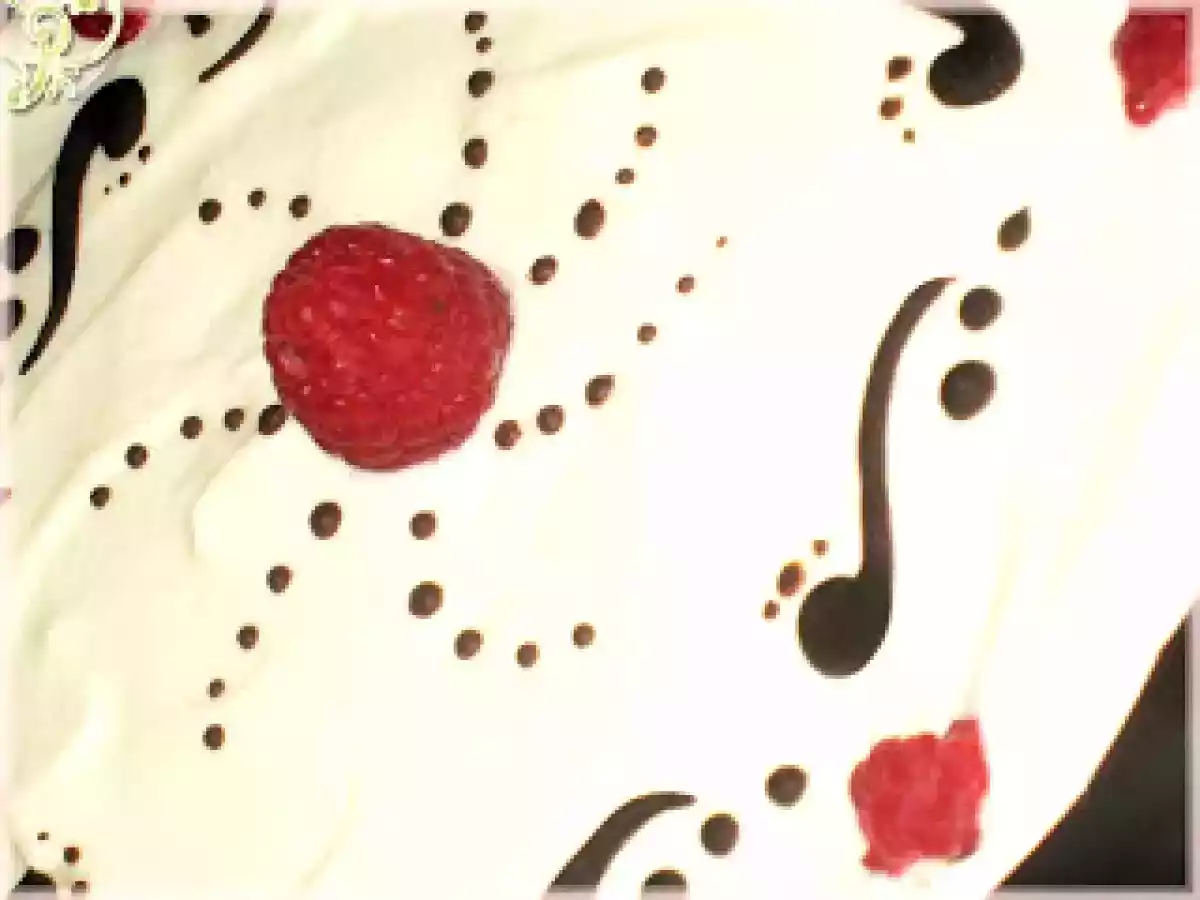 Dolce con mousse yogurt-cioccolato bianco e lamponi - foto 3