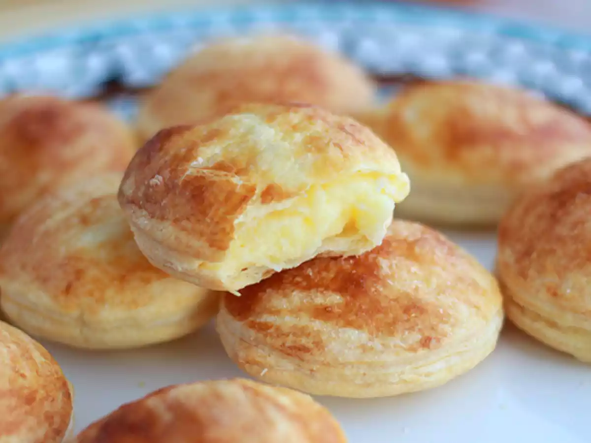 Dolcetti di sfoglia con crema pasticcera