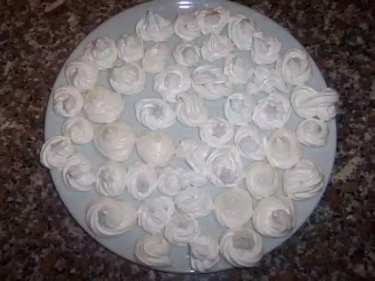 E...con gli albumi rimasti..meringhe, meringhe, meringhe!