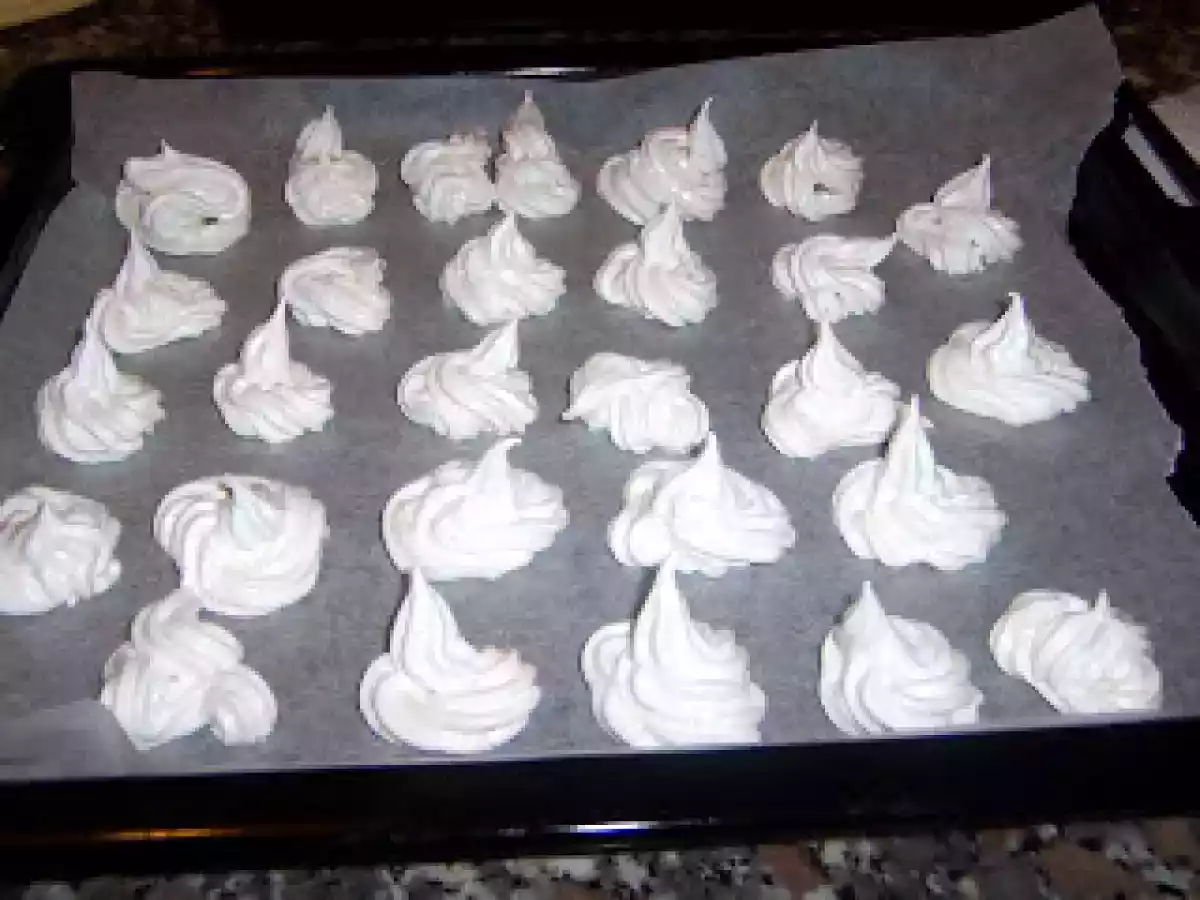 E...con gli albumi rimasti..meringhe, meringhe, meringhe! - foto 2