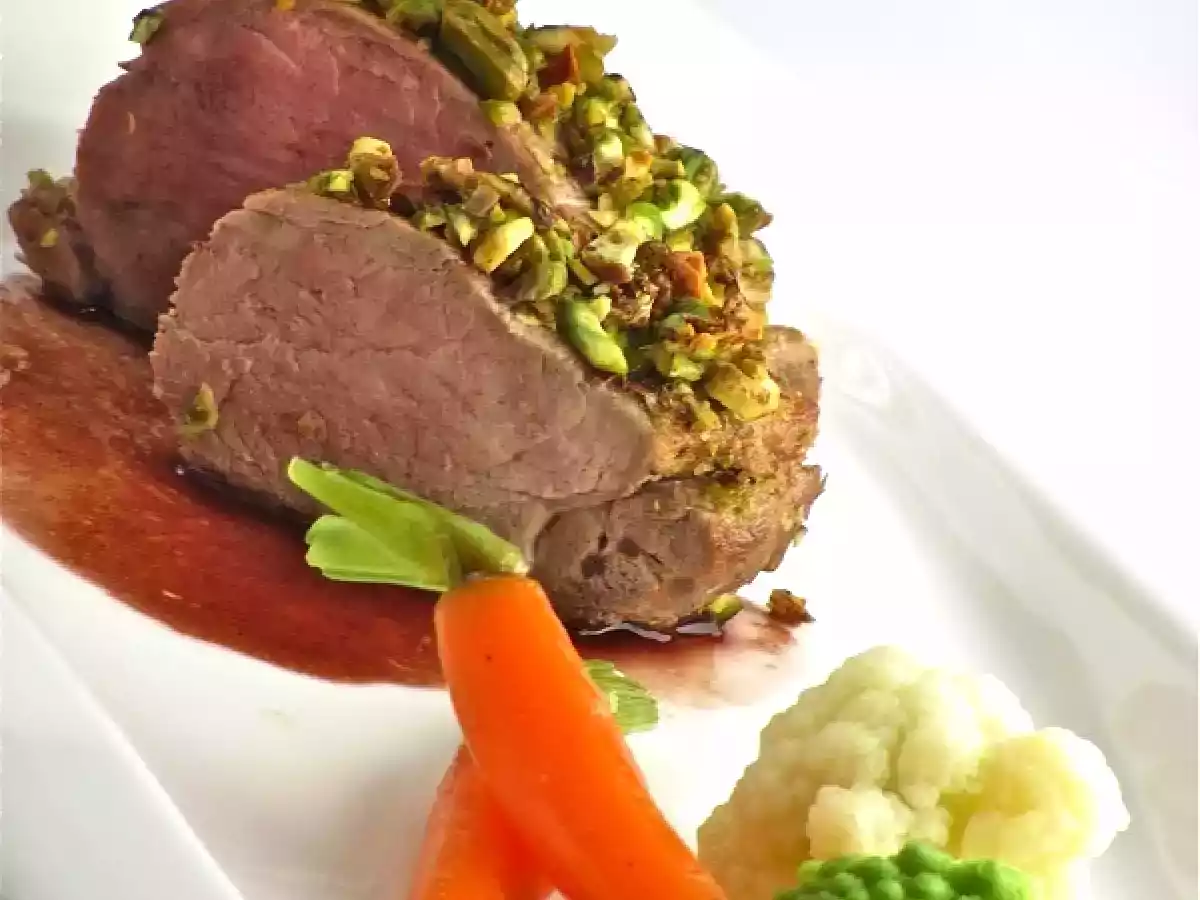 Filetto di maiale al mirto in crosta di pistacchi