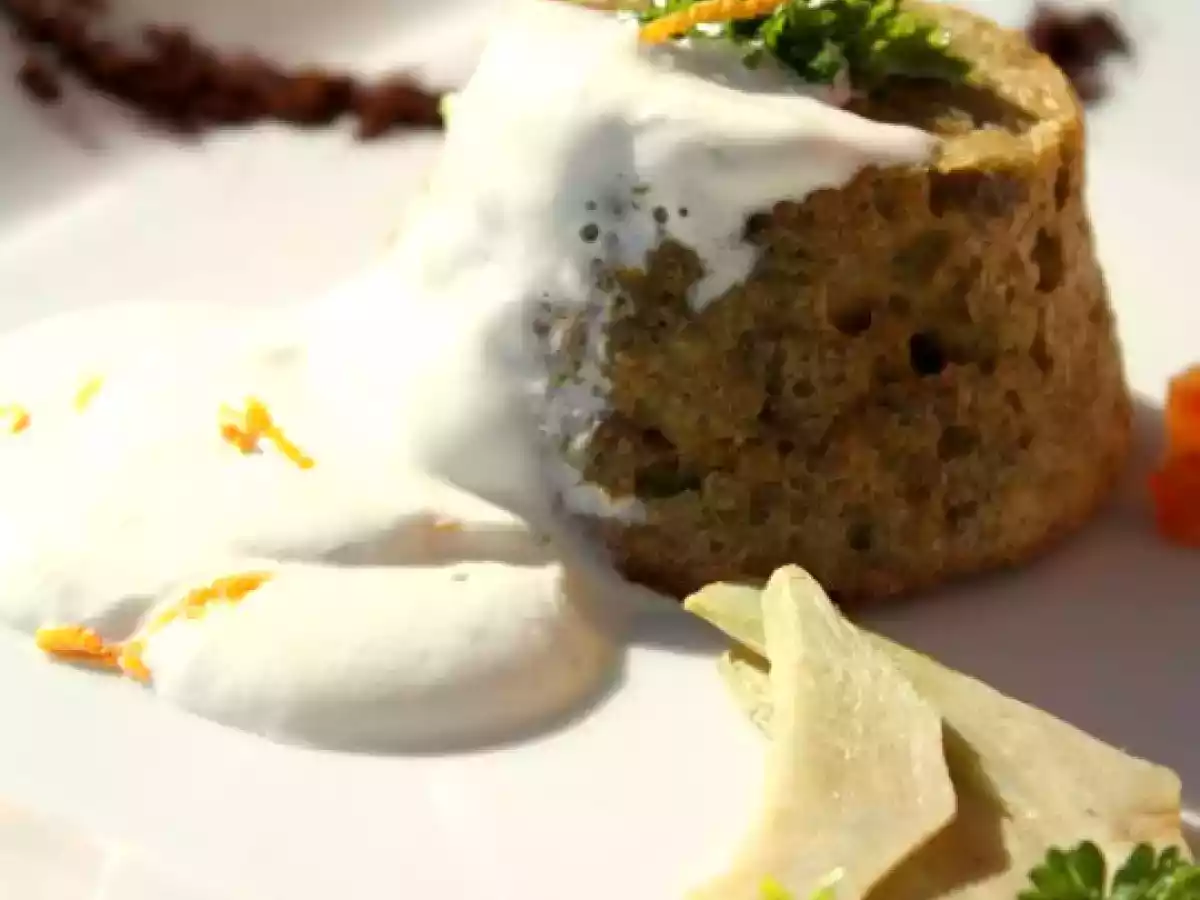 Flan di carciofi con salsa allo yogurt greco, arancia e polvere di caffè