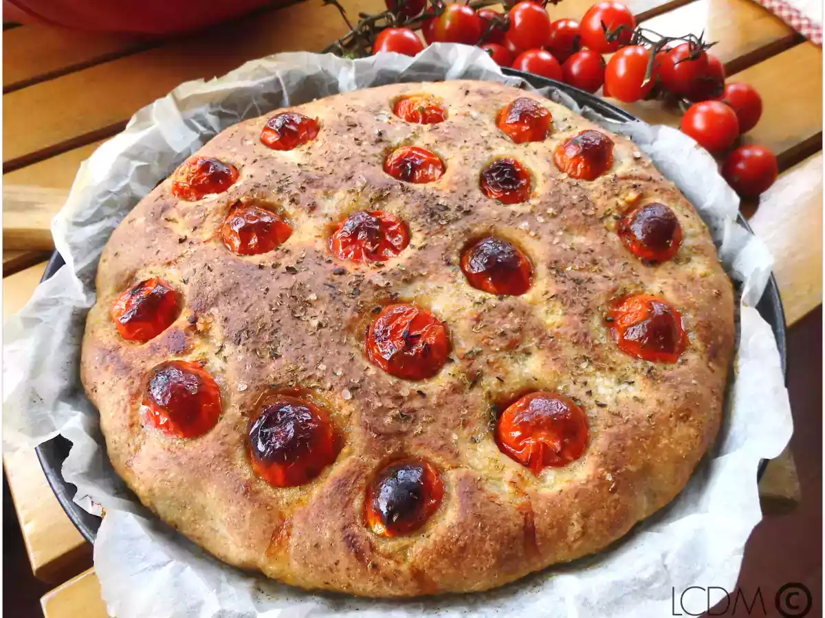 Focaccia integrale al parmigiano con pomodorini e origano - foto 2