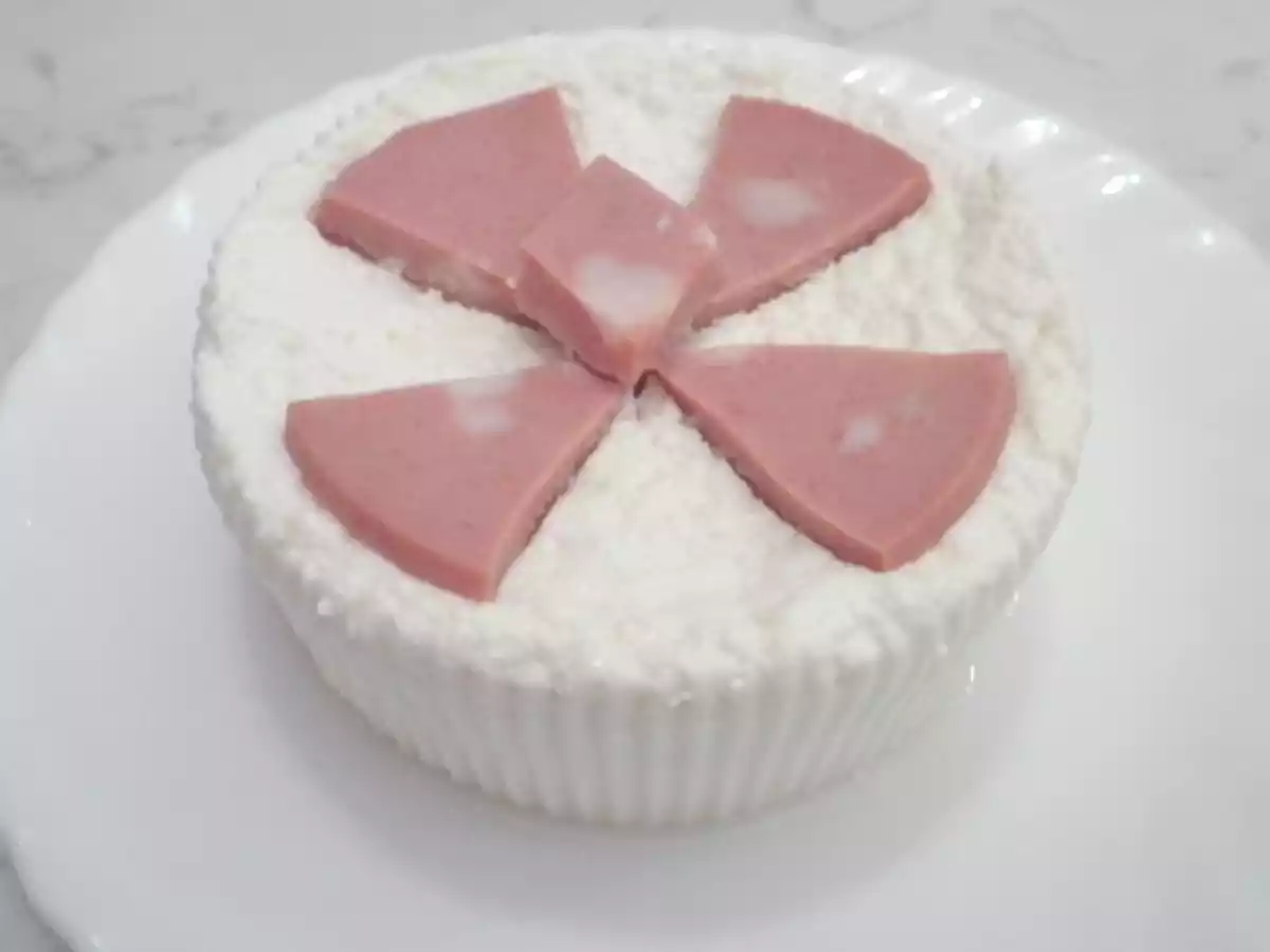 Formaggio di capra fresco fatto in casa ripieno di mortadella