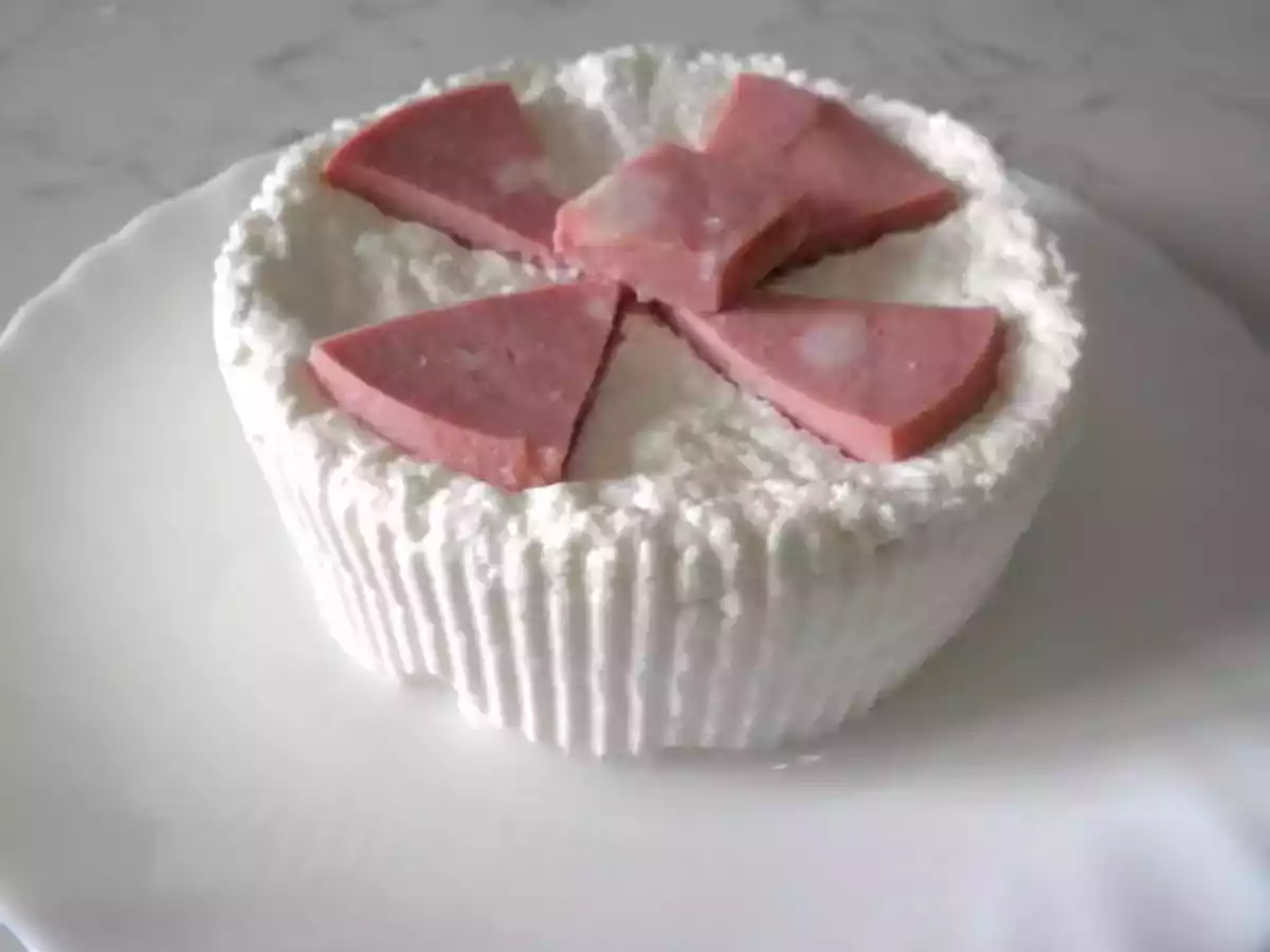 Formaggio di capra fresco fatto in casa ripieno di mortadella - foto 2