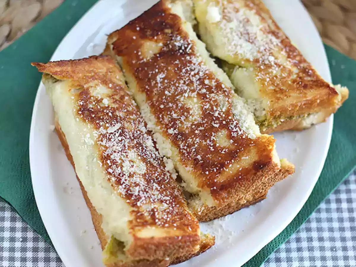 French Toast salato al pesto, la ricetta facile per una cena veloce e sfiziosa - foto 5