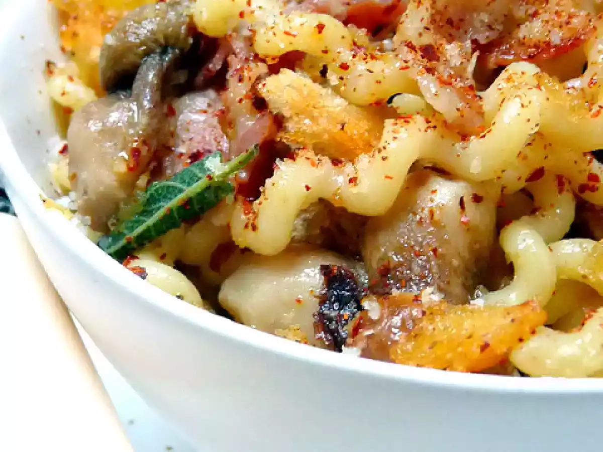 Fusilli con porcini, pancetta e crumble di funghi porcini