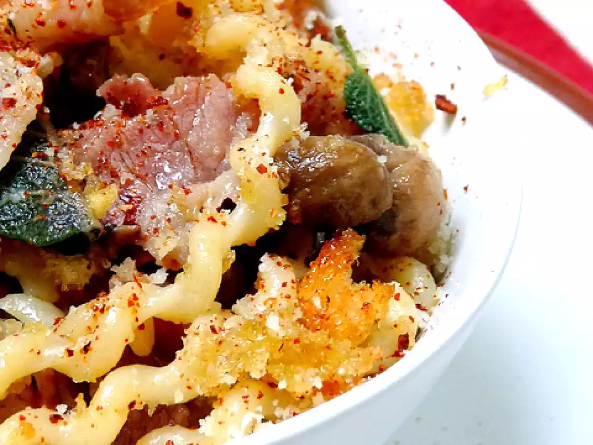 Fusilli con porcini, pancetta e crumble di funghi porcini - foto 2