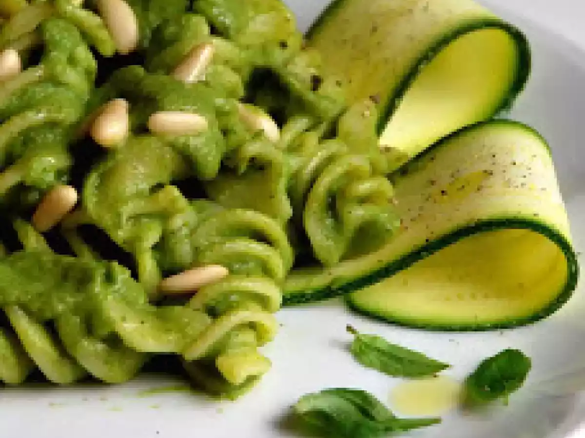 Fusilloni con pesto di zucchine e basilico: ricetta facile, fresca e gustosa - foto 2