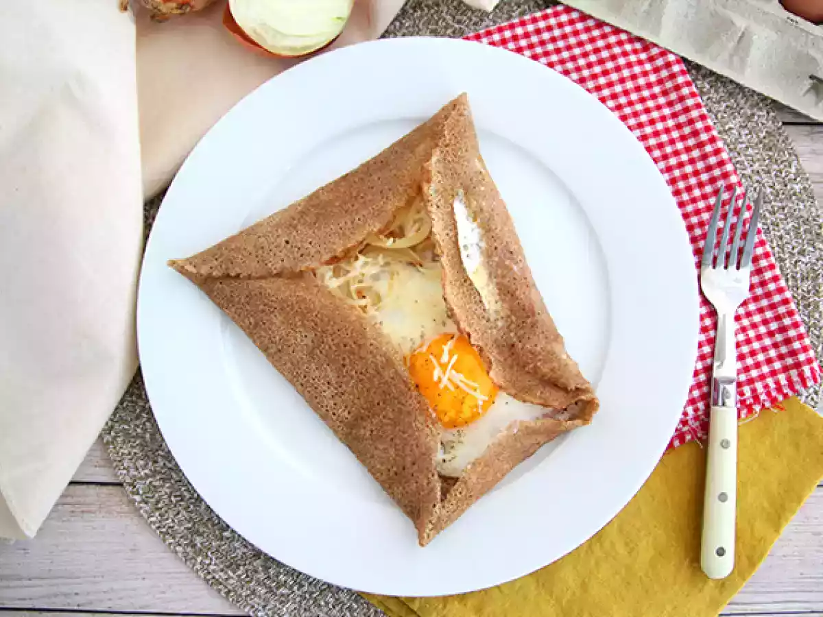 Galette di grano saraceno con prosciutto cotto, uovo e formaggio - foto 3