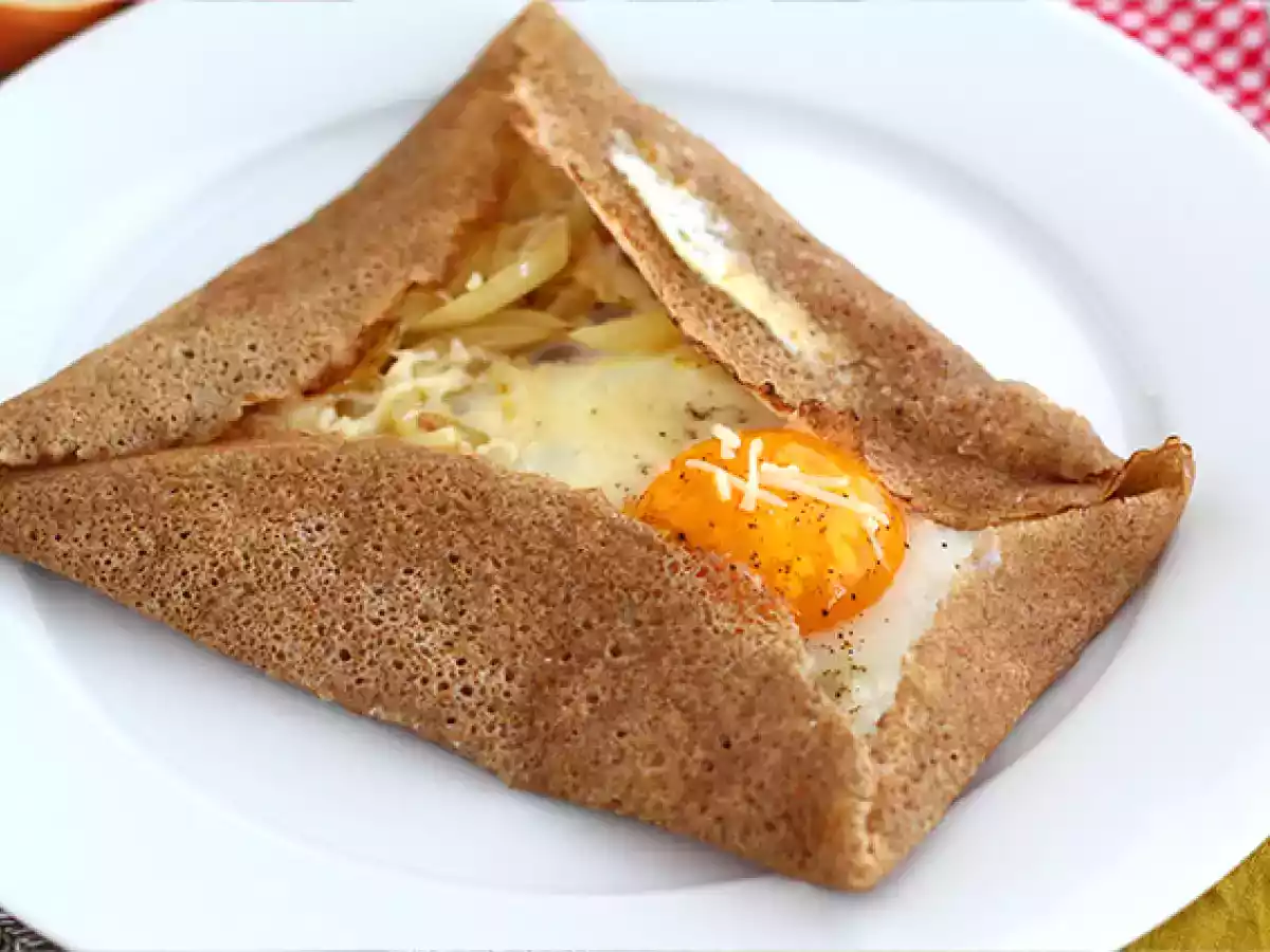 Galette di grano saraceno con prosciutto cotto, uovo e formaggio - foto 4
