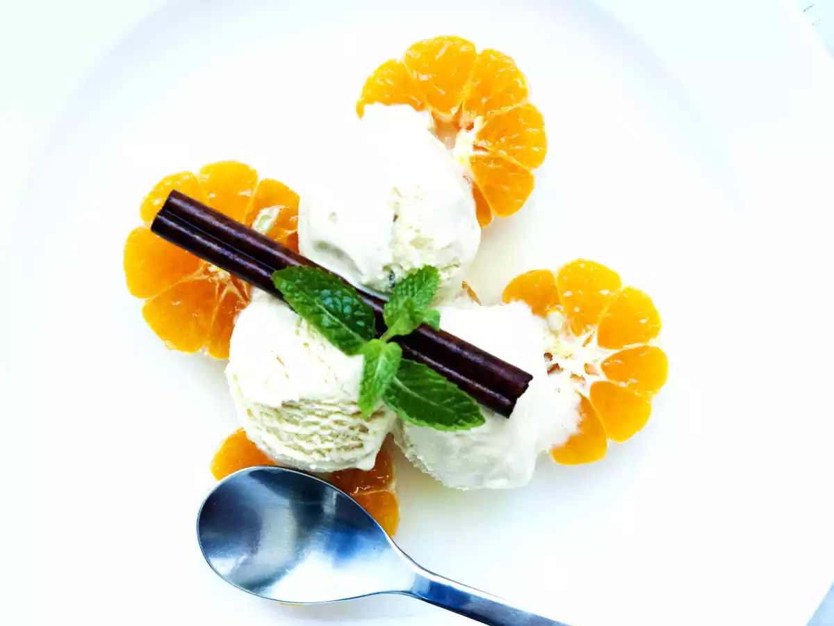 Gelato alla vaniglia con mandarini in sciroppo di cannella