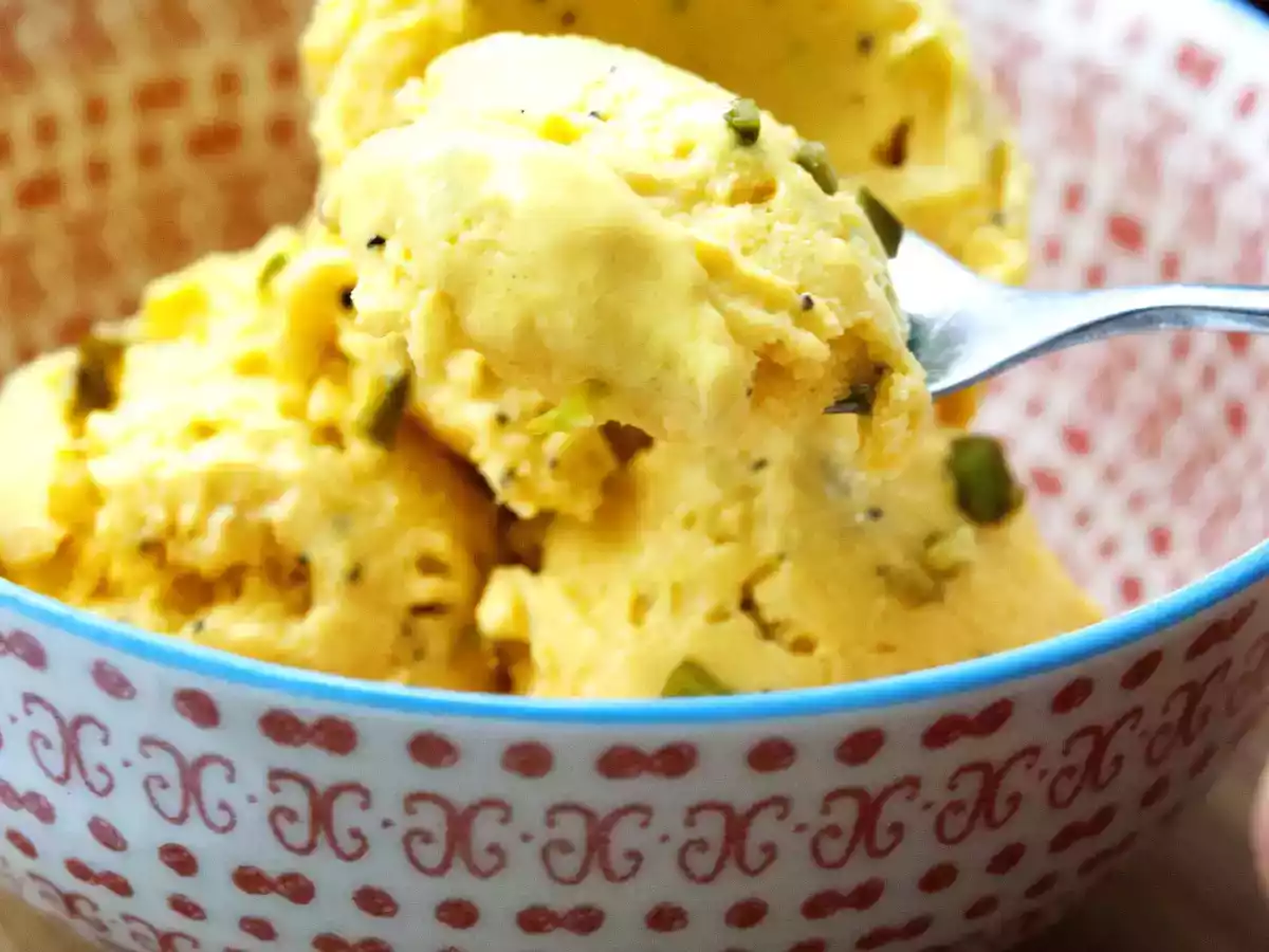 Gelato allo yogurt con mango e passion fruit