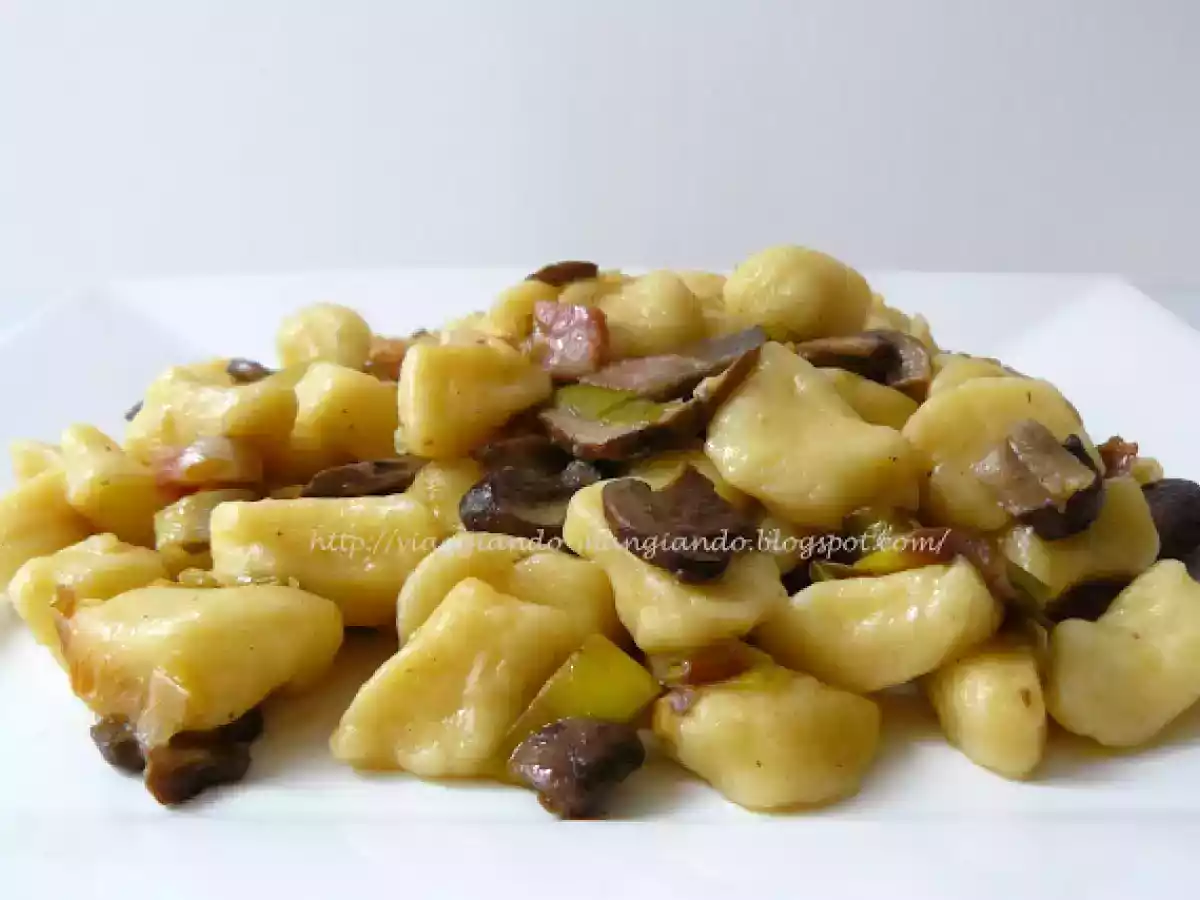 Gnocchi con porri, funghi e pancetta