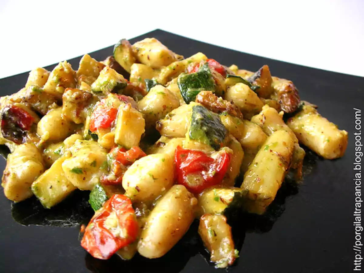 Gnocchi di ricotta con pesto di erba cipollina e verdure