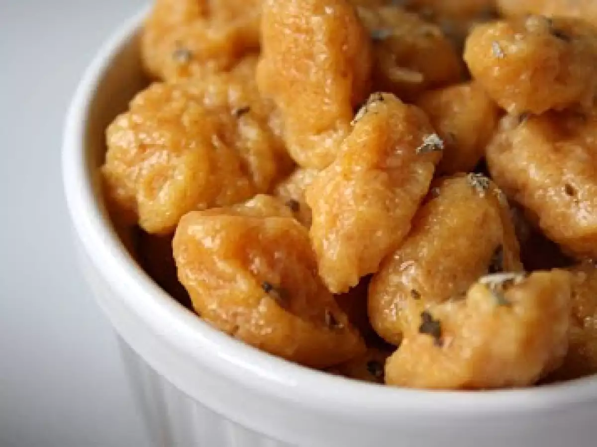 Gnocchi di zucca e amaretti: ricetta facile e cremosa con burro e salvia