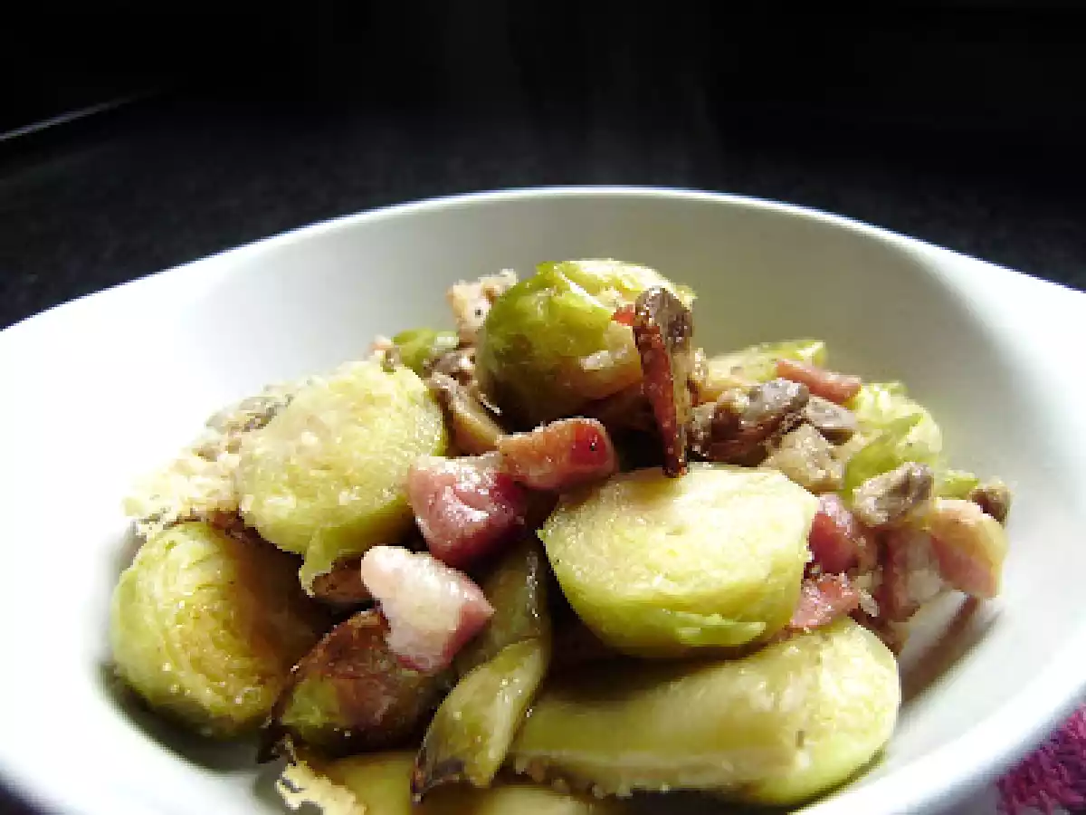 Insalata calda con cavoletti di bruxelles, funghi e taccole gratinata al forno