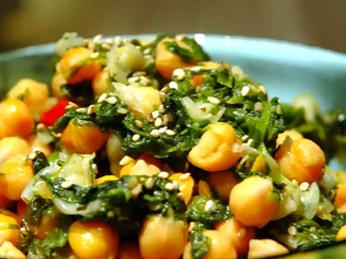 Insalata calda con ceci, spinaci e sesamo