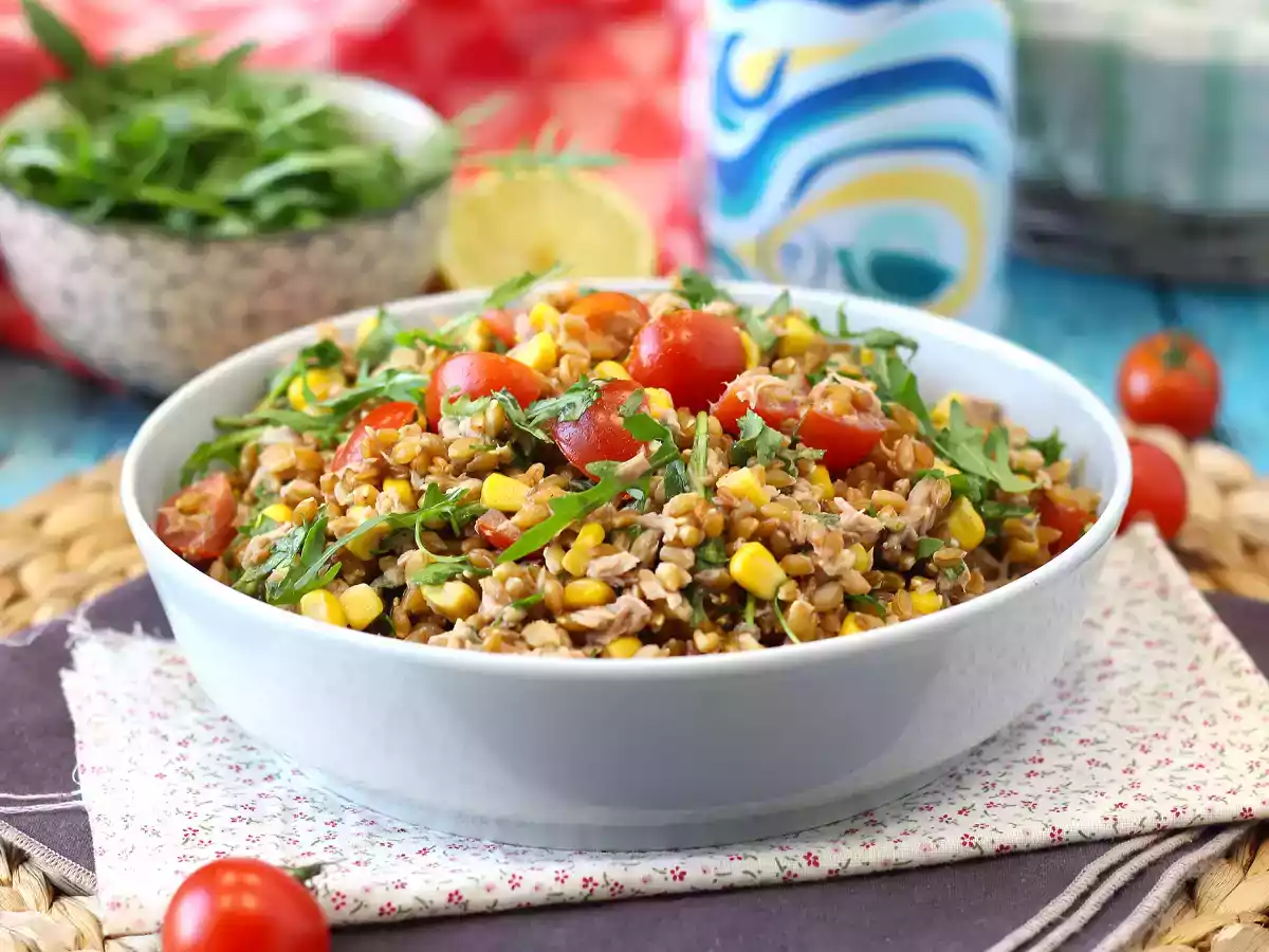 Insalata di farro e tonno: ricetta leggera, gustosa e perfetta tutto l’anno