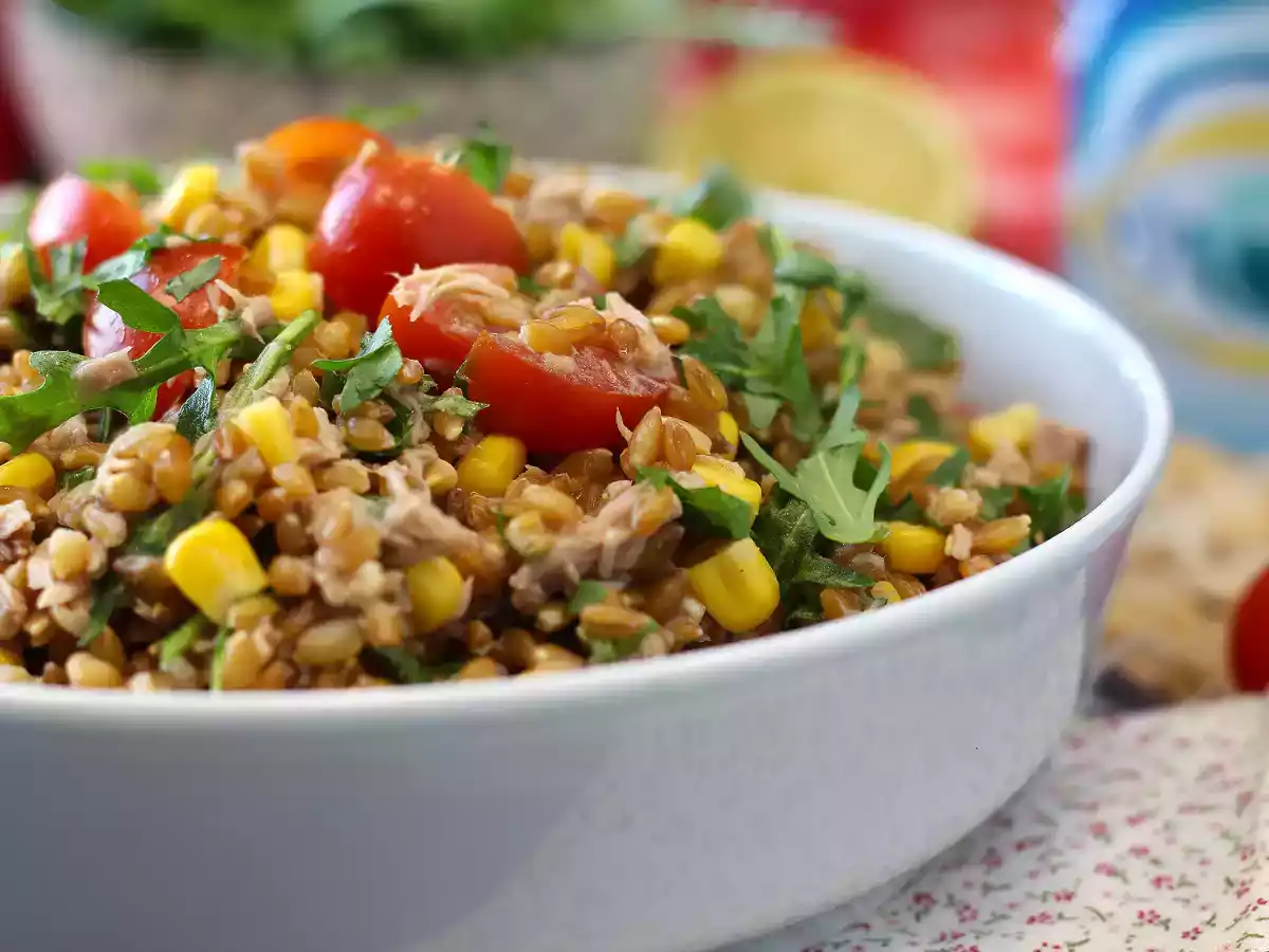 Insalata di farro e tonno: ricetta leggera, gustosa e perfetta tutto l’anno - foto 2