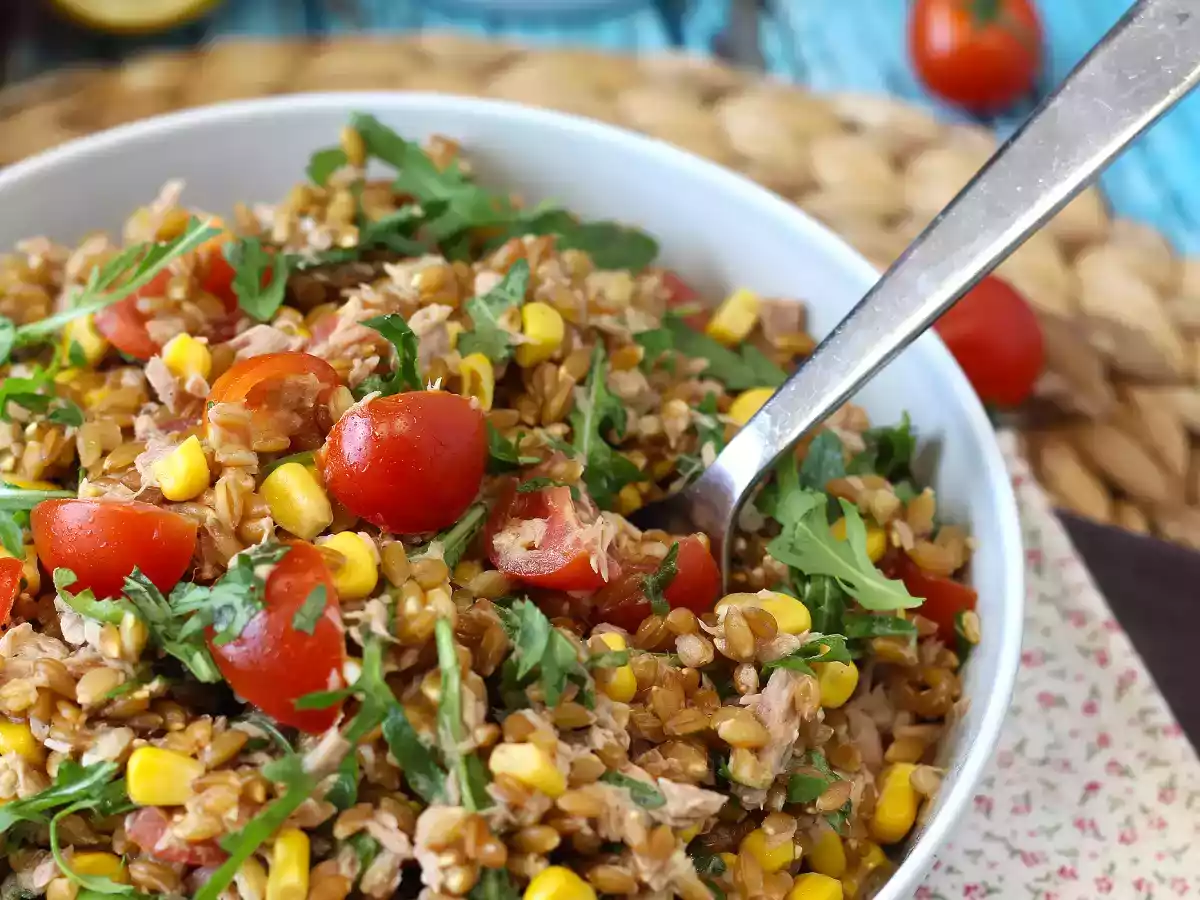 Insalata di farro e tonno: ricetta leggera, gustosa e perfetta tutto l’anno - foto 5