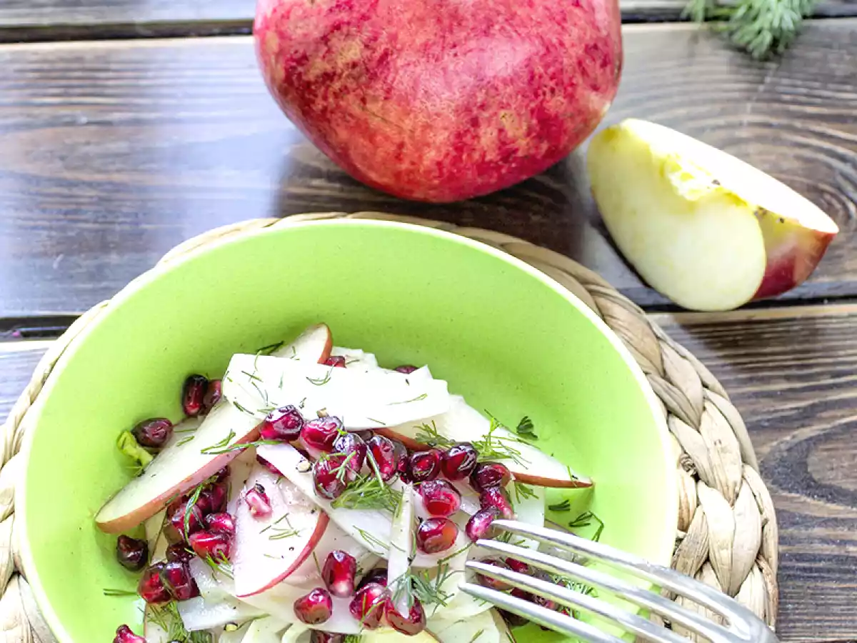 Insalata di finocchi, melograno e mele al profumo di aneto