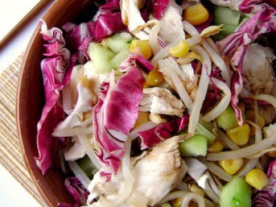 Insalata di pollo con mais, germogli, cetrioli e radicchio ...