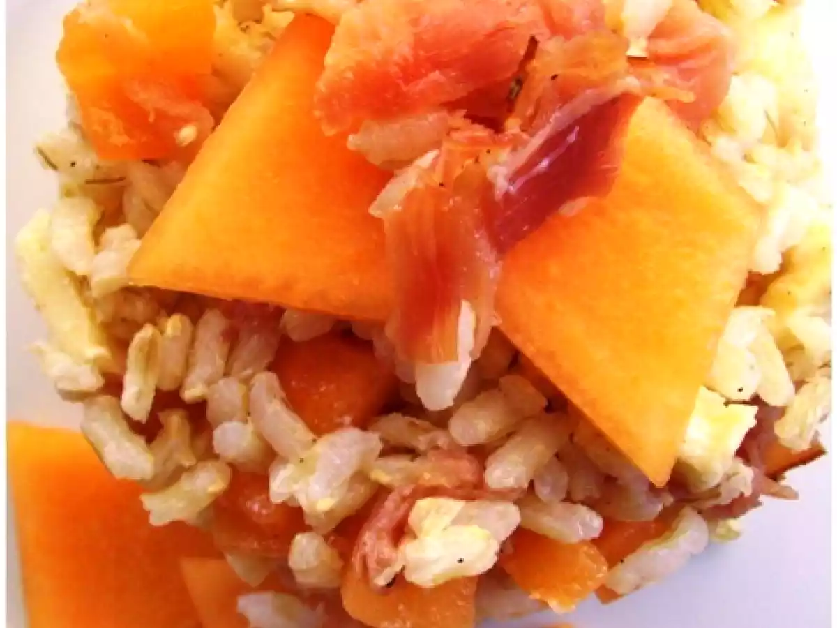 Insalata di riso integrale con melone e speck
