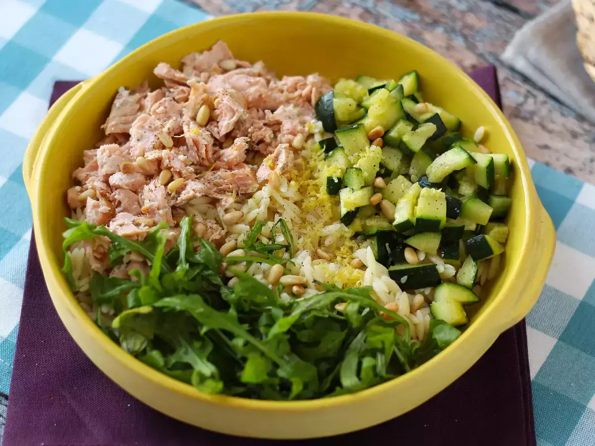 Insalata di risoni con salmone e zucchine: ricetta facile, leggera e nutriente