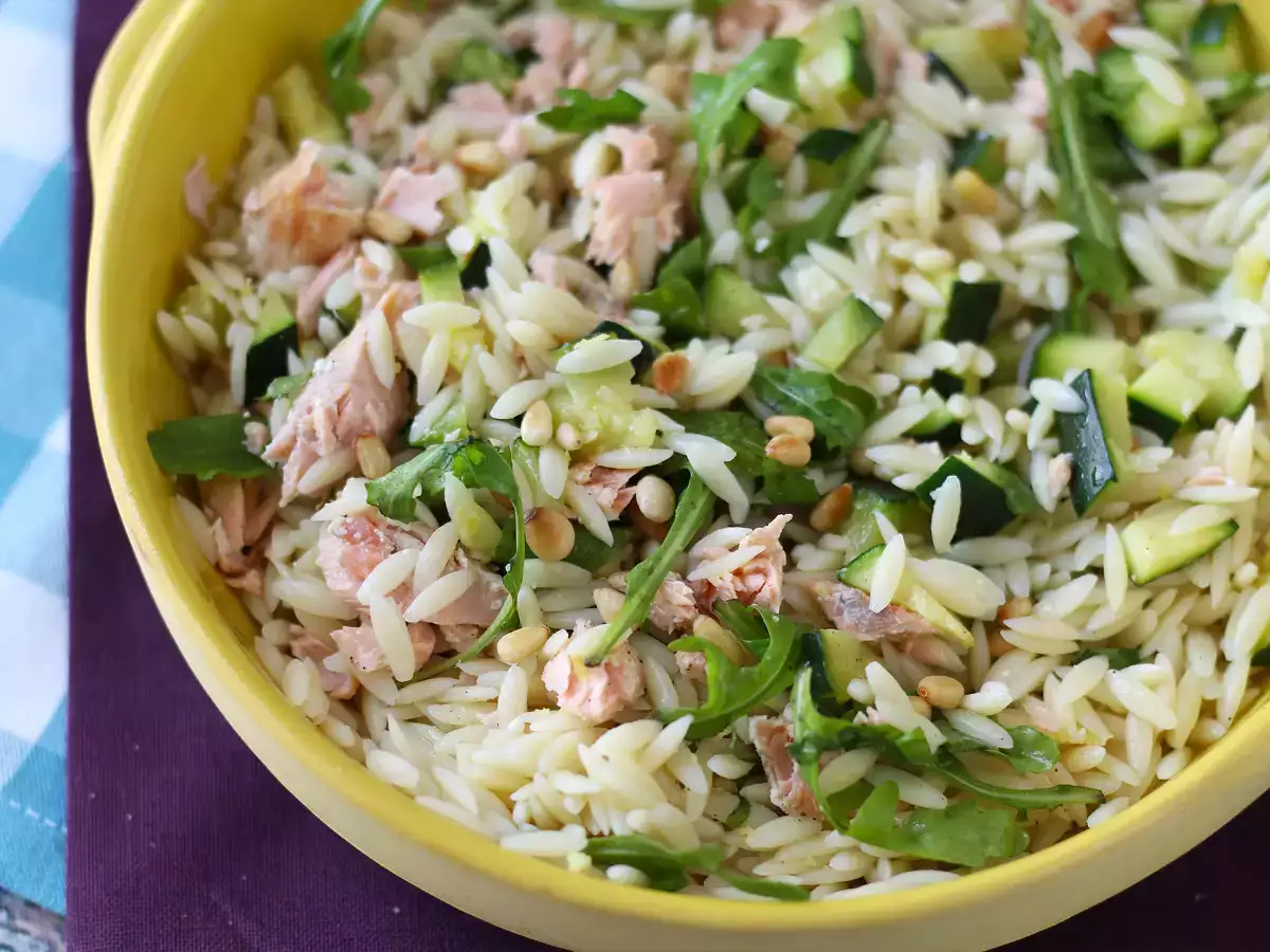 Insalata di risoni con salmone e zucchine: ricetta facile, leggera e nutriente - foto 2