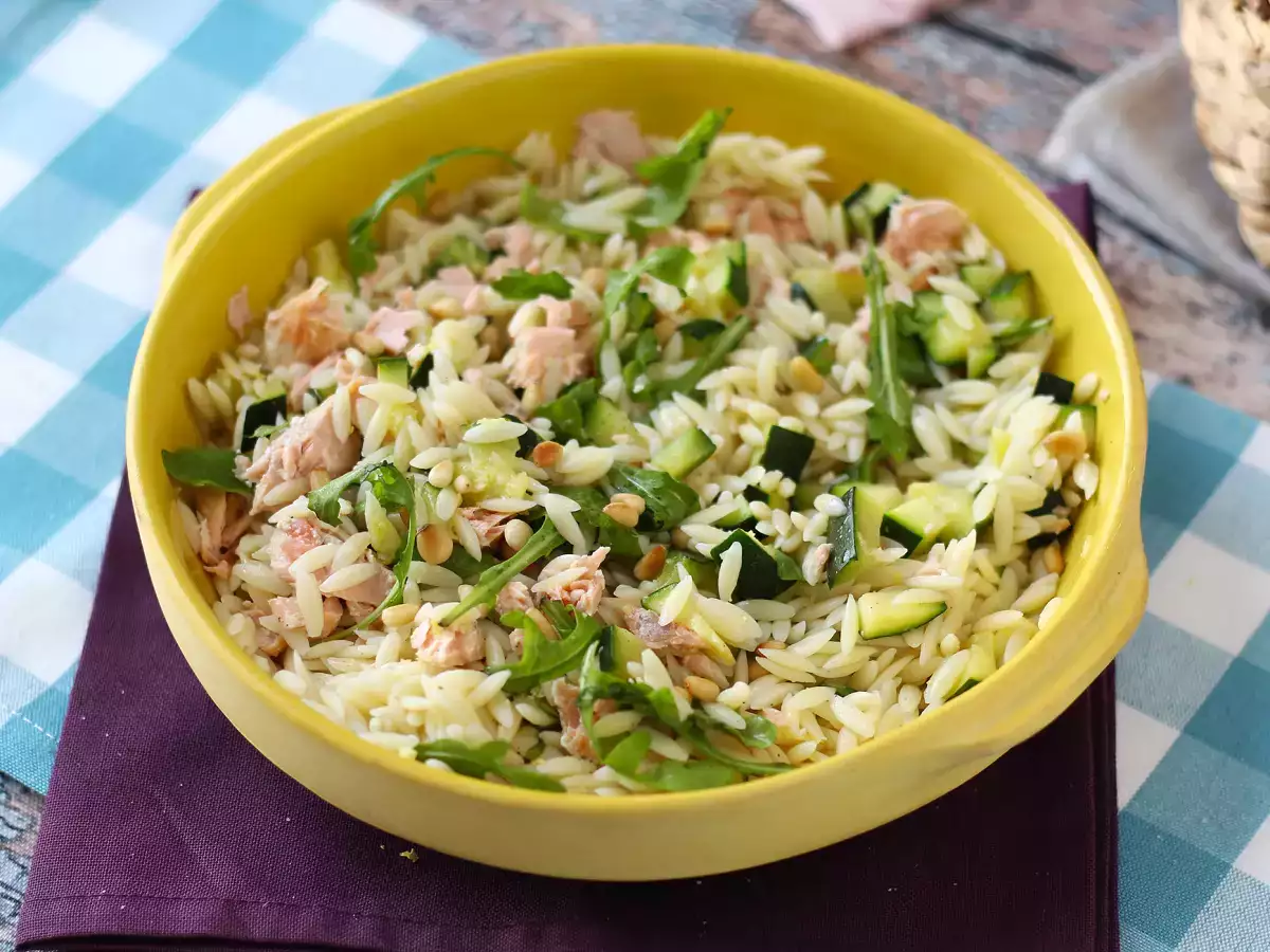 Insalata di risoni con salmone e zucchine: ricetta facile, leggera e nutriente - foto 3