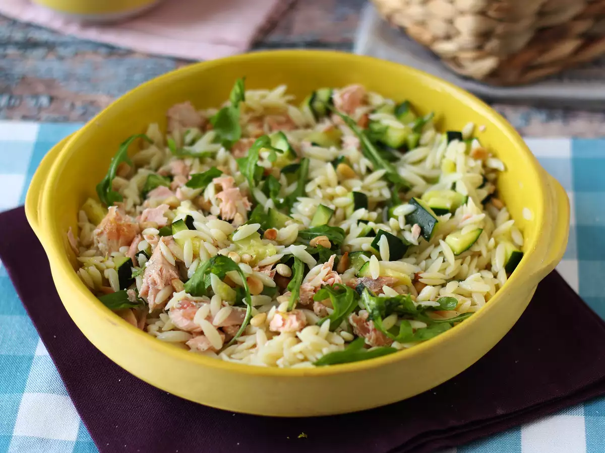 Insalata di risoni con salmone e zucchine: ricetta facile, leggera e nutriente - foto 5