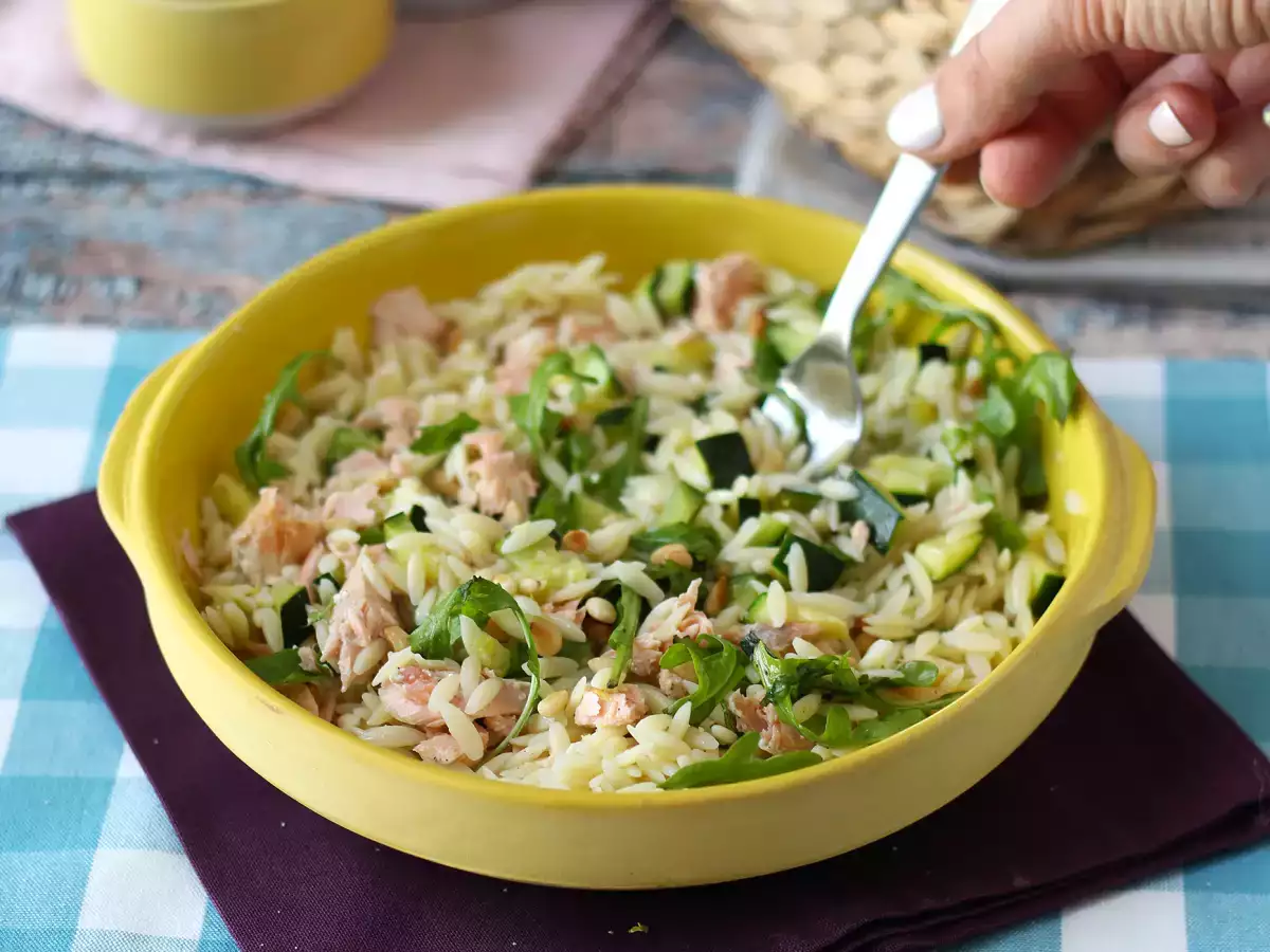 Insalata di risoni con salmone e zucchine: ricetta facile, leggera e nutriente - foto 7