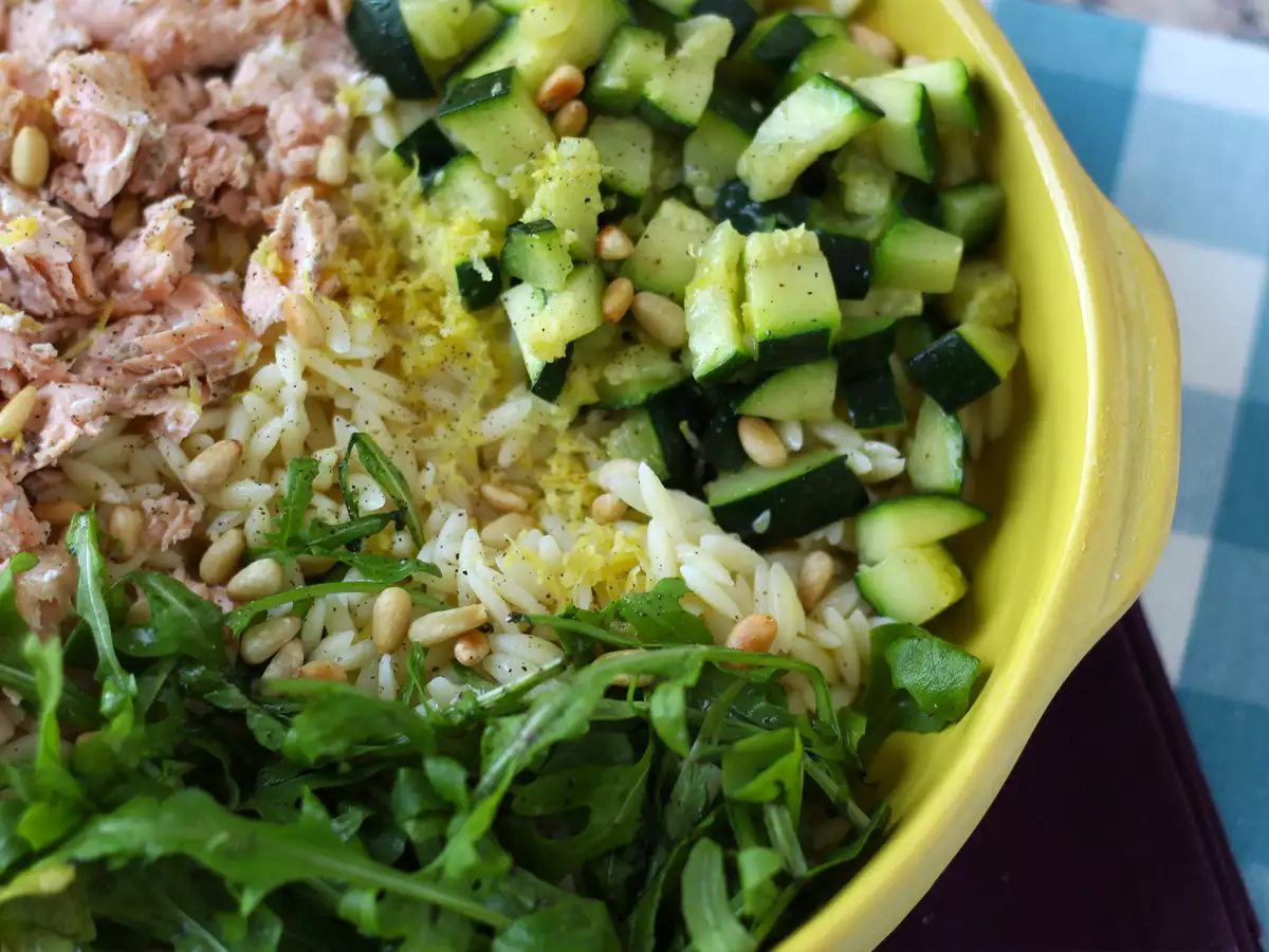 Insalata di risoni con salmone e zucchine: ricetta facile, leggera e nutriente - foto 8