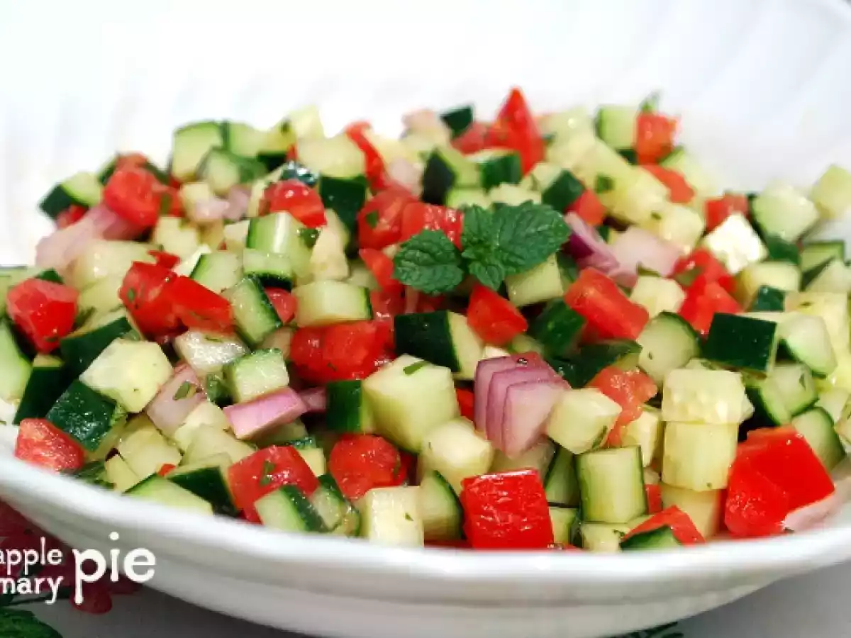Insalata persiana di cetriolo, pomodoro, cipolla rossa e menta (Salad e Shirazi) - foto 2
