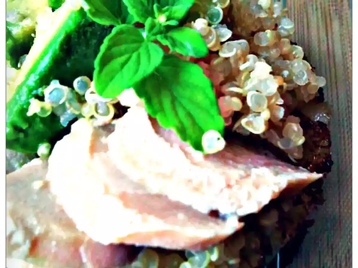 INSALATA TIEPIDA DI QUINOA, SALMONE E AVOCADO SU ANANAS CARAMELLATO