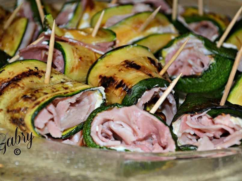 Involtini di zucchine grigliate con robiola e prosciutto cotto arrosto