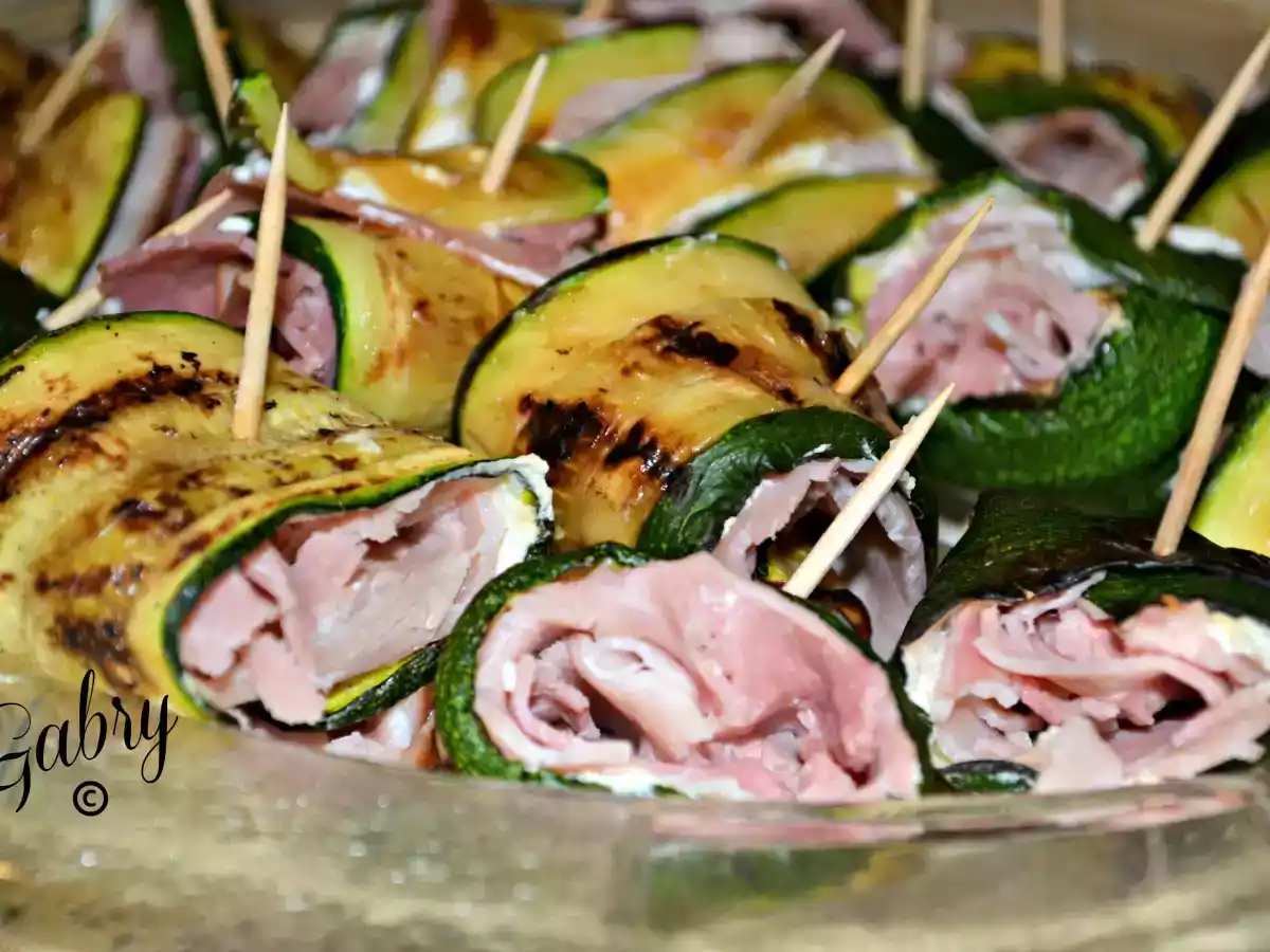 Involtini di zucchine grigliate con robiola e prosciutto cotto arrosto
