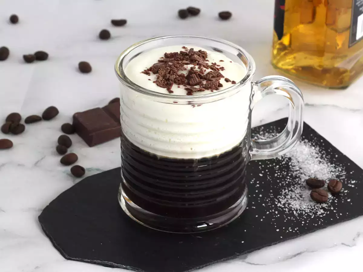 Irish Coffee: la ricetta veloce del famoso caffè irlandese con whisky e panna