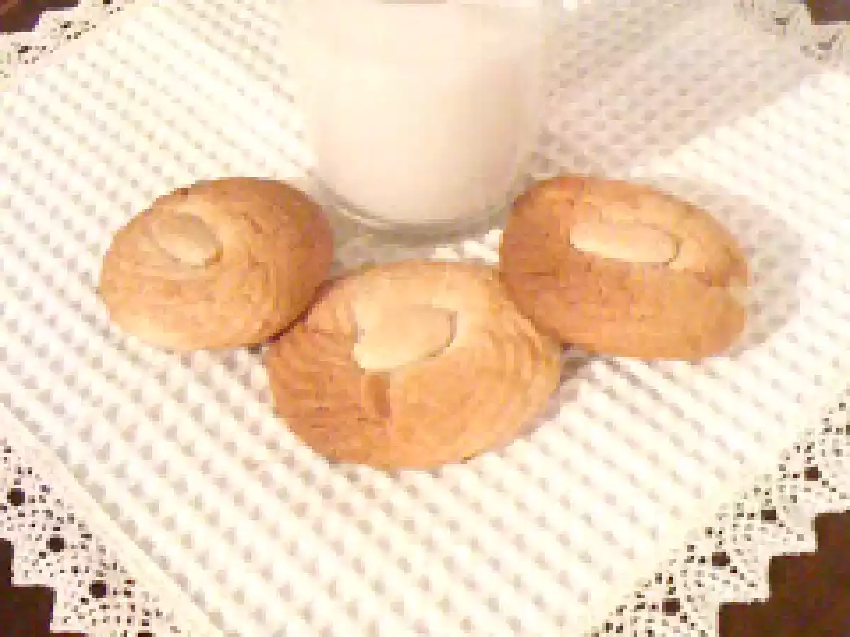 LATTE DI MANDORLA con BISCOTTI DI MANDORLE