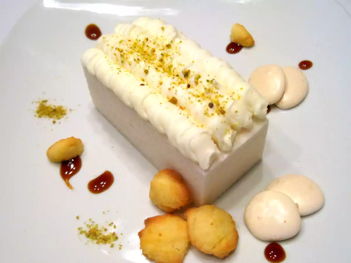 Marshmallow alla mela con ganache al cioccolato bianco, sablè e meringhe
