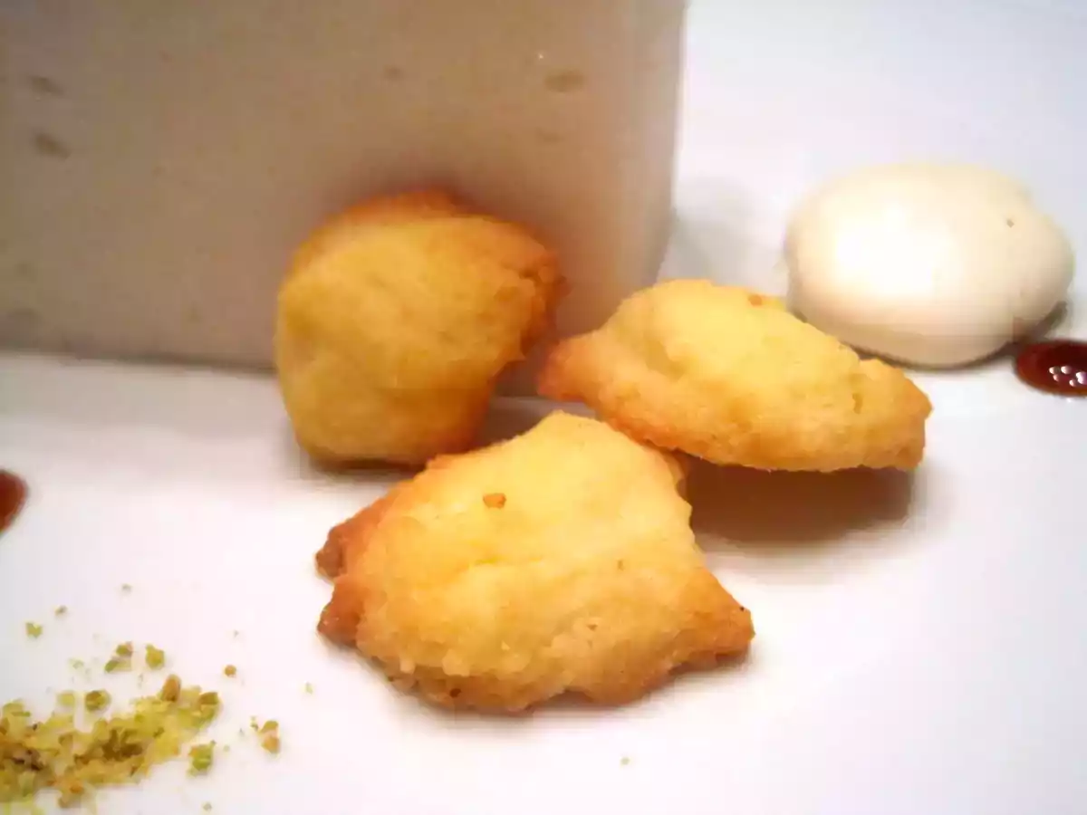 Marshmallow alla mela con ganache al cioccolato bianco, sablè e meringhe - foto 4