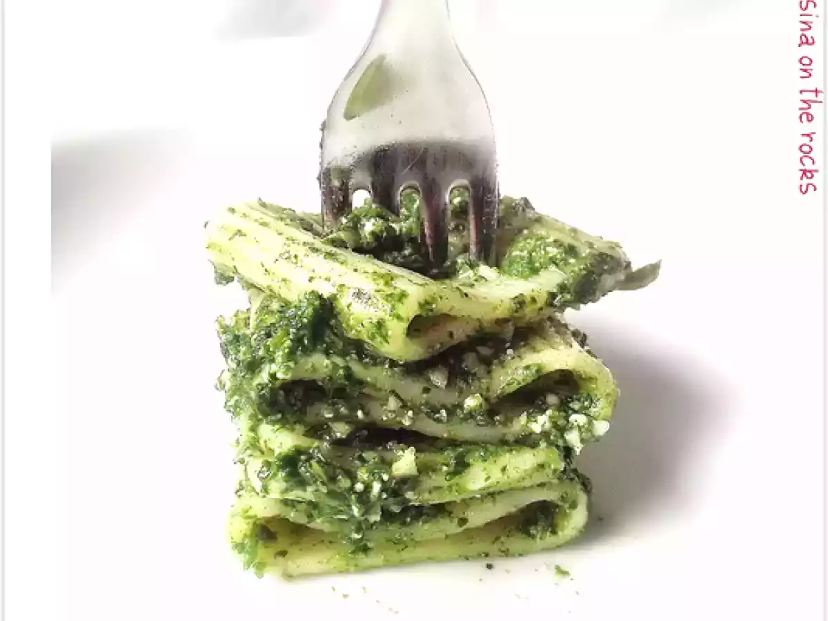 Mezzi paccheri in salsa di spinaci, ricotta e mandorle